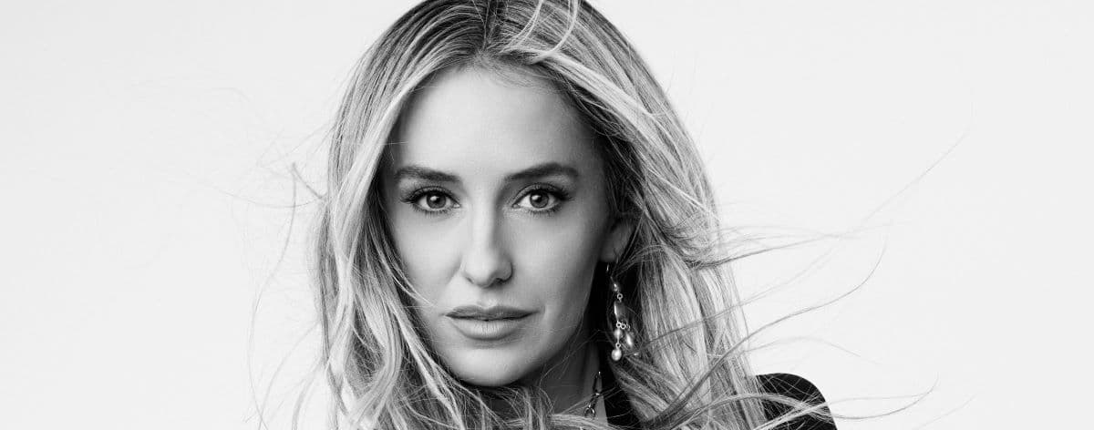 “Phone, Keys, Wallet” Lyrics Meaning: Lainey Wilson’s Essentials