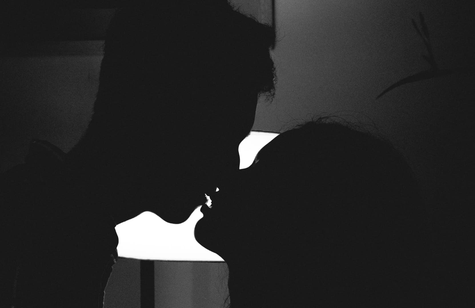 "Un Beso" de Aventura: letra, significado y traducción al inglés