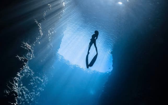 Lyrics explained: Julia Wolf "Deep End": Meaning and Story