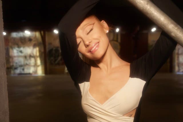 Ariana Grande "petal": un pétalo contra el pavimento